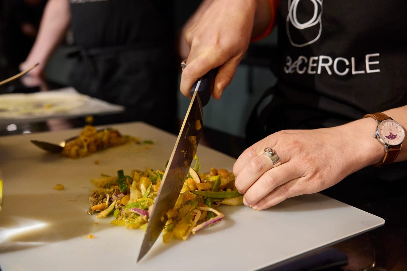 The chef slicing a plated dish during a Signature class, Paris 11