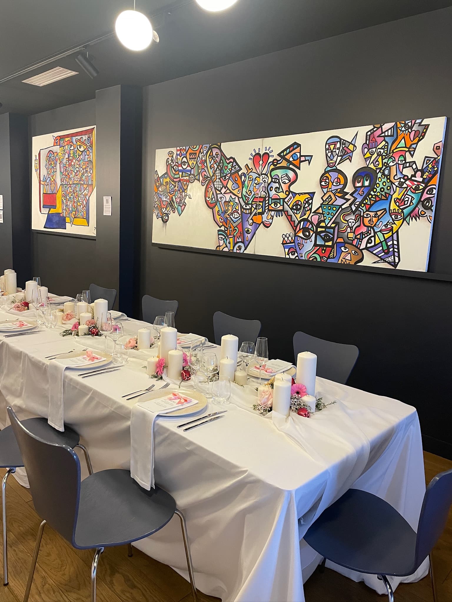 Repas entre amis et famille au milieu des œuvres, 3ème Cercle, Paris 11