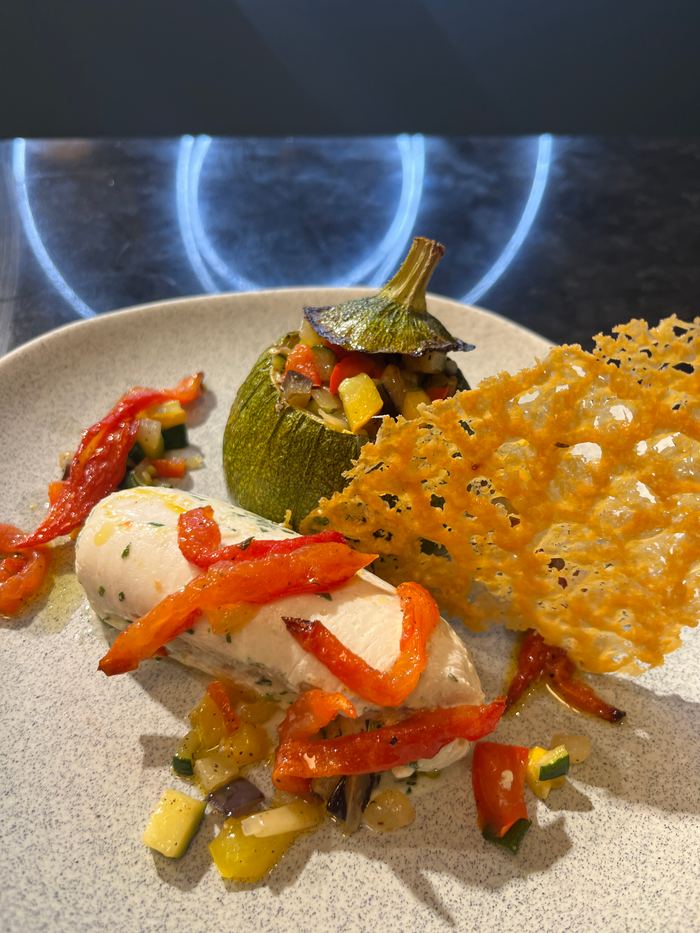 Ballotine de daurade royale à la vapeur d’estragon, courgette rôtie et mini ratatouille, tuile de parmesan