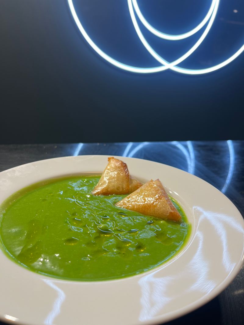 Gaspacho de petits pois, samossas croustillants de Sainte-Maure de Touraine