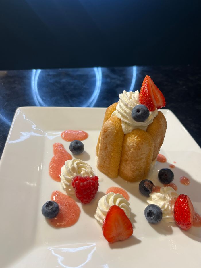 Charlotte revisitée aux fruits rouges et chantilly traditionnelle à la vanille