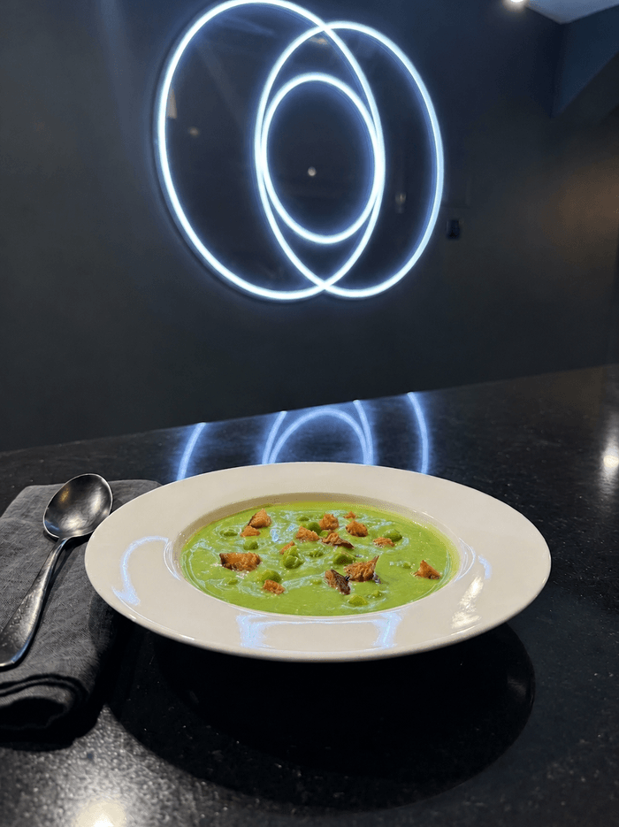 Gaspacho de petits pois, samossas croustillants de Sainte-Maure de Touraine