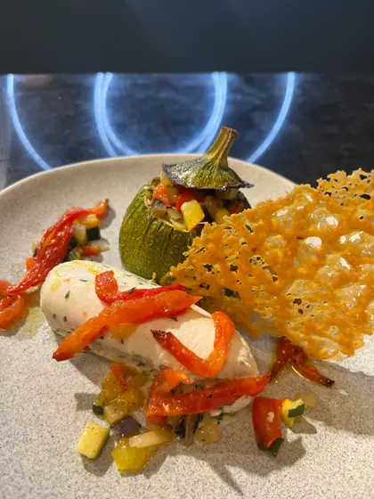 Ballotine de daurade royale à la vapeur d’estragon, courgette rôtie et mini ratatouille, tuile de parmesan