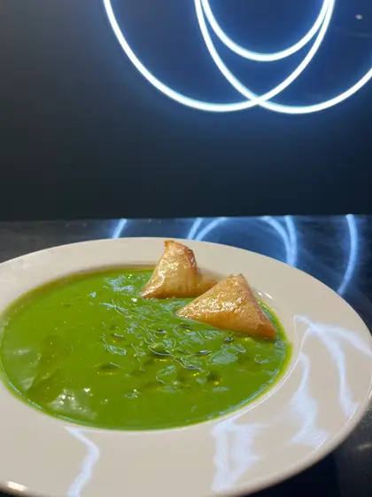 Gaspacho de petits pois, samossas croustillants de Sainte-Maure de Touraine